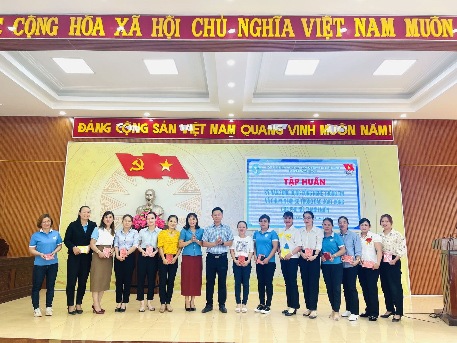 TẬP HUẤN CHUYỂN ĐỔI SỐ VÀ NÂNG CAO NĂNG LỰC ỨNG DỤNG CÔNG NGHỆ THÔNG TIN NĂM 2024 