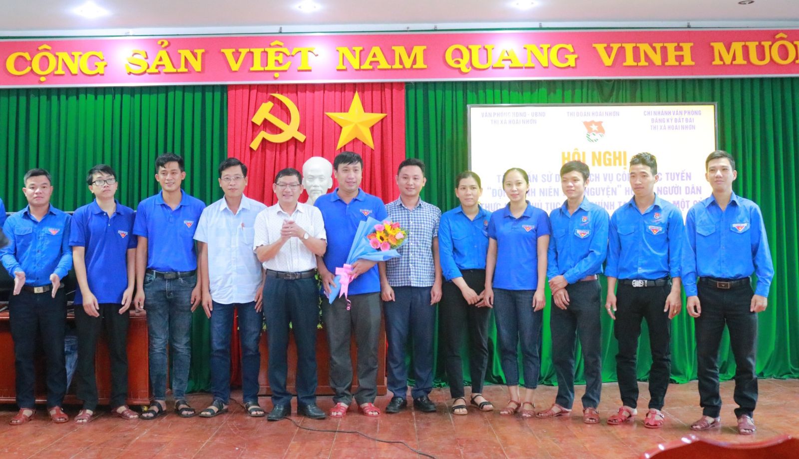 Hoài Nhơn ra mắt và tập huấn cho Đội thanh niên tình nguyện hỗ trợ giải quyết thủ tục hành chính tại Bộ phận Một cửa thị xã năm 2022