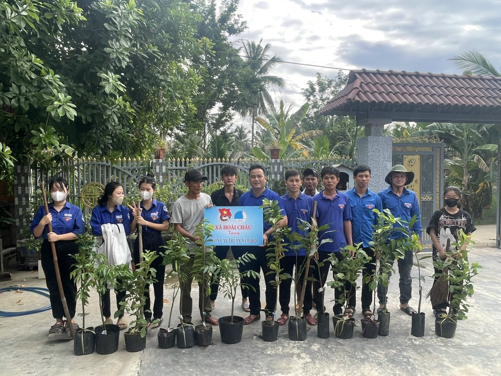 Đoàn xã Hoài Châu trao tặng vườn cây tri ân cho hộ gia đình chính sách nhân kỷ niệm 77 năm Ngày thương binh liệt sỹ